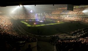 27-09-2004 SHOWBIZZ; UITVAART ANDRE HAZES IN DE ARENA TE AMSTERDAM. Tijdens de uitvaart van onze volkszanger Hazes werd er massaal door fans in de ArenA maar ook rechtstreeks via de t.v afschijt genomen. Hierbij waren ook familie en vrienden aanwezig  waaronder verschillende bekende als: Paul de Leeuw, Karin Bloemen, Blof, Guus Meeuwis, Danny Munk, Johan Cruijff, Frits Barend, Caroline Tensen, Gerard Joling en Rene Froger.
FOTO: ALBERT DEN ISEGER